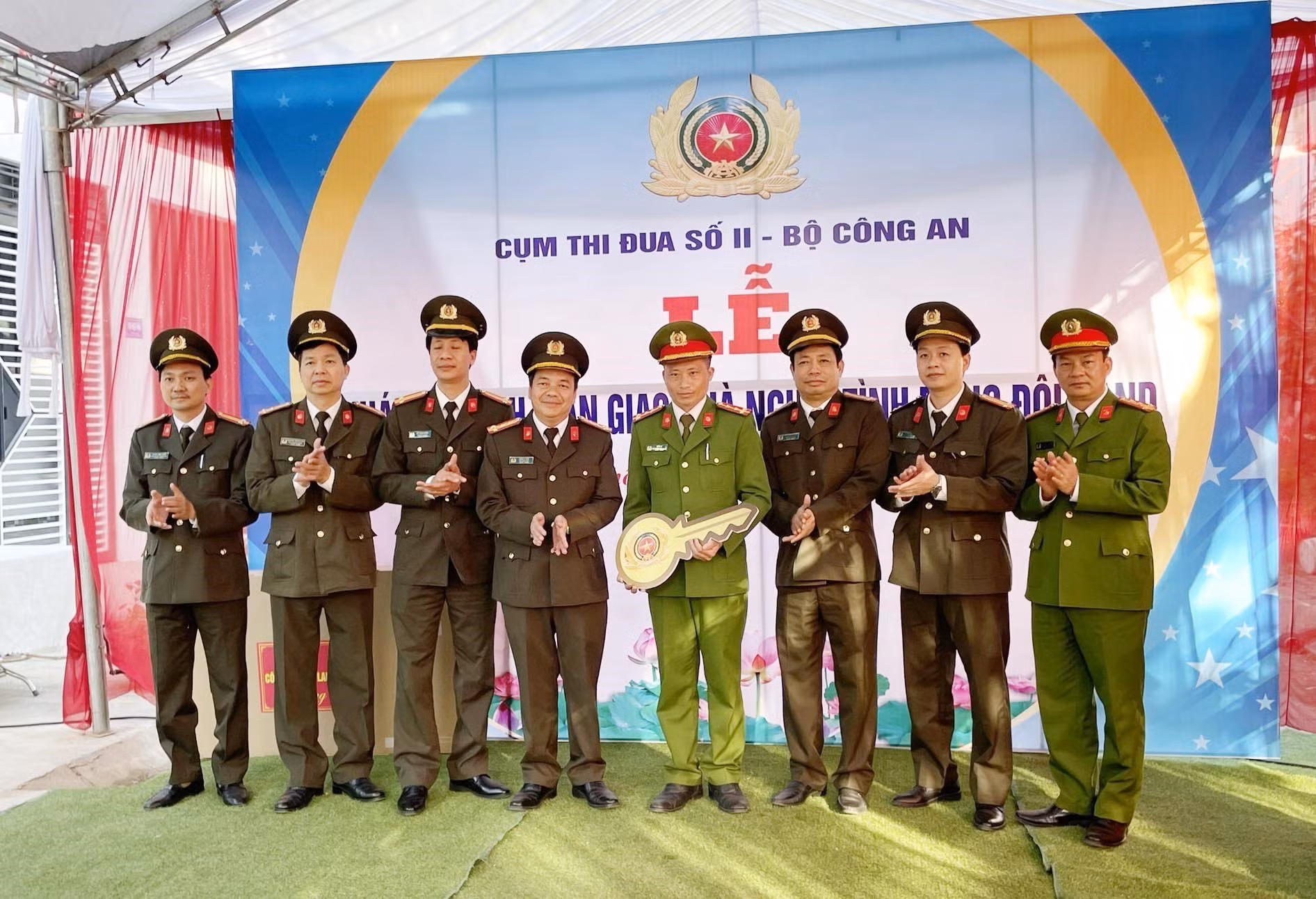 Đại diện lãnh đạo các đơn vị Cụm thi đua số II - Bộ Công an và Công an tỉnh Lai Châu trao chìa khóa nhà “Nghĩa tình đồng đội” cho Đại úy Vừ A Di. Ảnh: Việt Hoàng - TTXVN