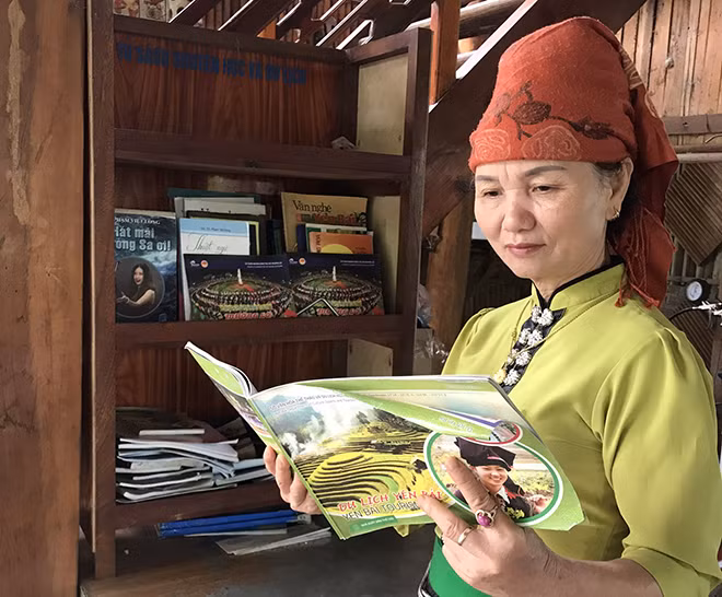 Chủ Homestay Loan Khang ở bản Sà Rèn, xã Nghĩa Lợi, thị xã Nghĩa Lộ (Yên Bái) thường xuyên đọc sách từ “Tủ sách khuyến học và du lịch” được trao tặng. Ảnh: baoyenbai.com.vn