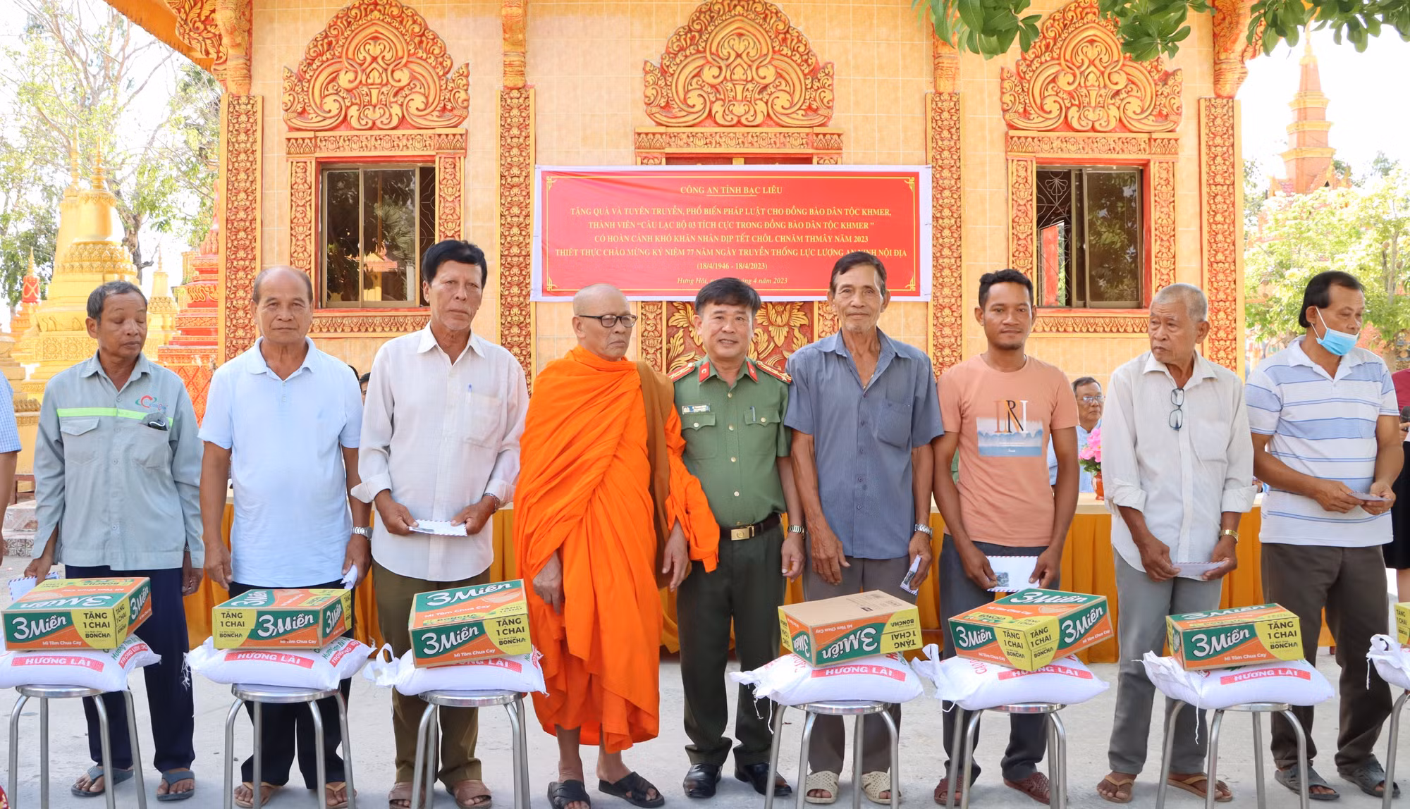 Bạc Liêu: Tặng quà cho đồng bào dân tộc Khmer nhân dịp Tết cổ truyền Chôl Chnăm Thmây 2023