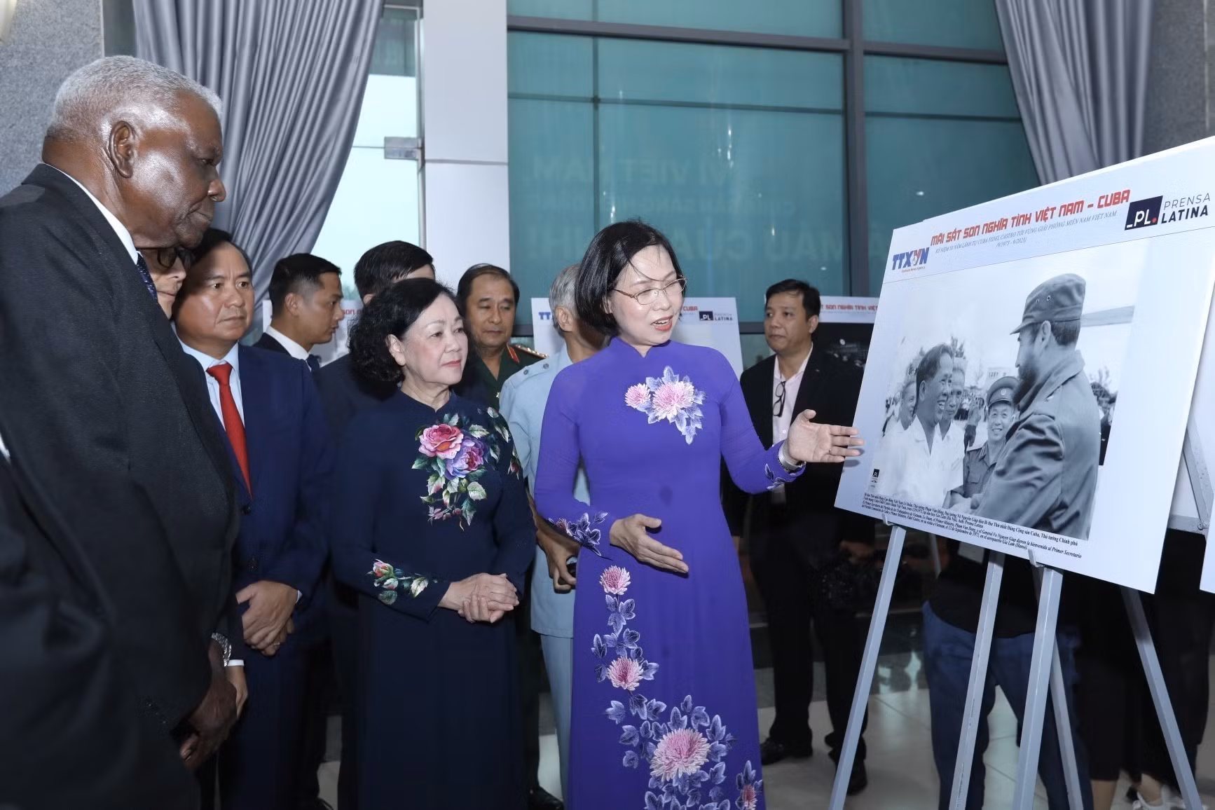 Tổng giám đốc TTXVN Vũ Việt Trang giới thiệu với Thường trực Ban Bí thư Trương Thị Mai và Chủ tịch Quốc hội Cuba Esteban Lazo Hernandez những bức ảnh tư liệu quý của TTXVN và Prensa Latina tại Trưng bày ảnh “Mãi sắt son nghĩa tình Việt Nam – Cuba”. Ảnh: T