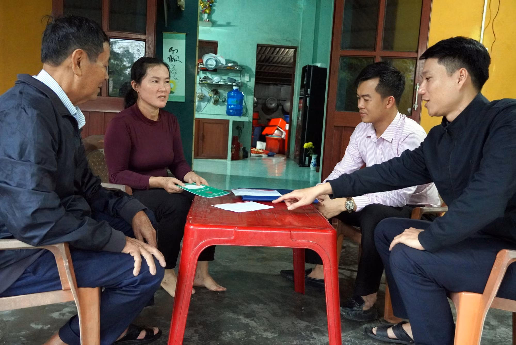 Cán bộ Phòng Giao dịch Ngân hàng Chính sách xã hội làm thủ tục, hồ sơ để giải ngân nguồn vốn vay cho người dân. Ảnh: Tá Chuyên - TTXVN