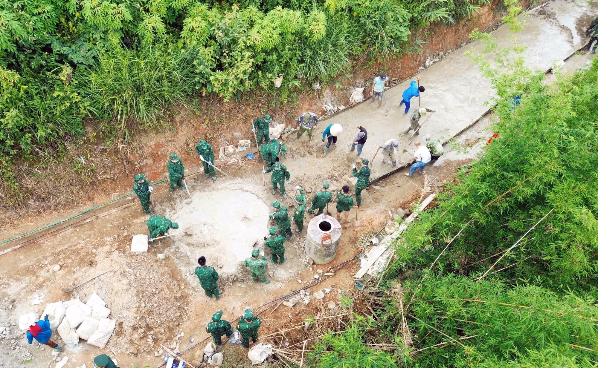 Ra quân làm đường giao thông nông thôn xã Mường Lèo. Ảnh: Quang Quyết - TTXVN