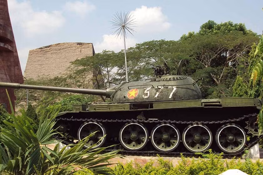 Xe tăng T59 số hiệu 377, niên đại: Năm 1972; hiện lưu giữ tại Ủy ban nhân dân huyện Đăk Tô, tỉnh Kon Tum. Ảnh: phapluatplus.vn