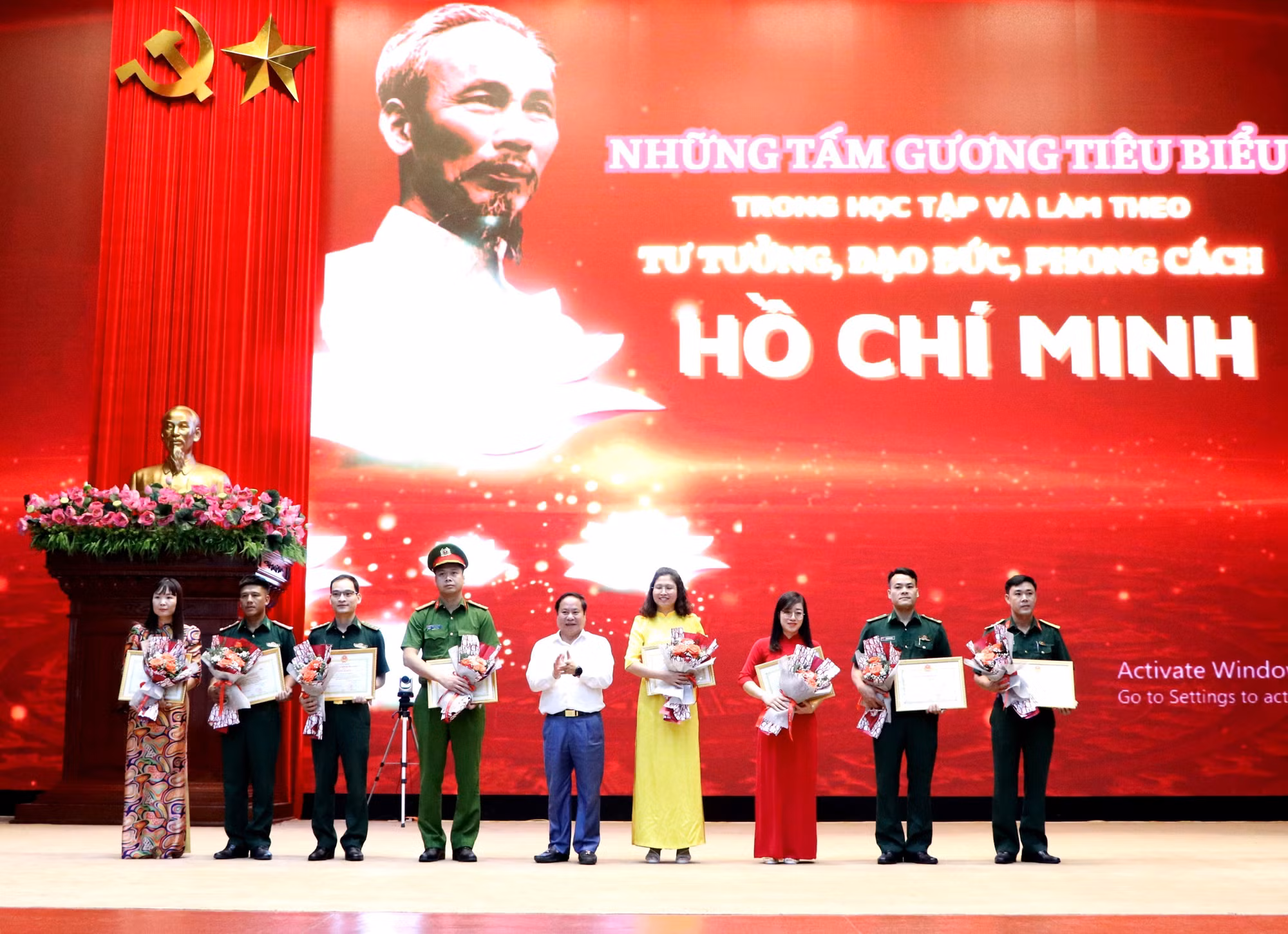 Phó Chủ tịch Thường trực UBND tỉnh Lai Châu Tống Thanh Hải tặng Bằng khen cho các tập thể tiêu biểu trong học tập và làm theo tư tưởng, đạo đức, phong cách Hồ Chí Minh năm 2023. Ảnh: Việt Hoàng-TTXVN