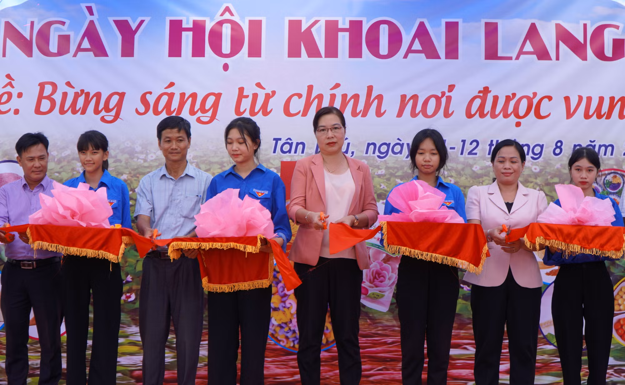 Các đại biểu thực hiện nghi thức khai mạc Ngày hội khoai lang tại huyện Châu Thành (Đồng Tháp). Ảnh: Nhựt An - TTXVN