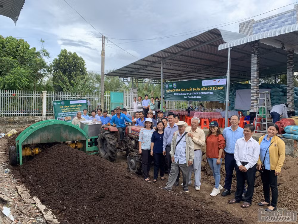 Áp dụng cơ giới hóa để sản xuất phân bón hữu cơ từ rơm rạ tại quận Thốt Nốt (thành phố Cần Thơ). Ảnh: baocantho.com.vn