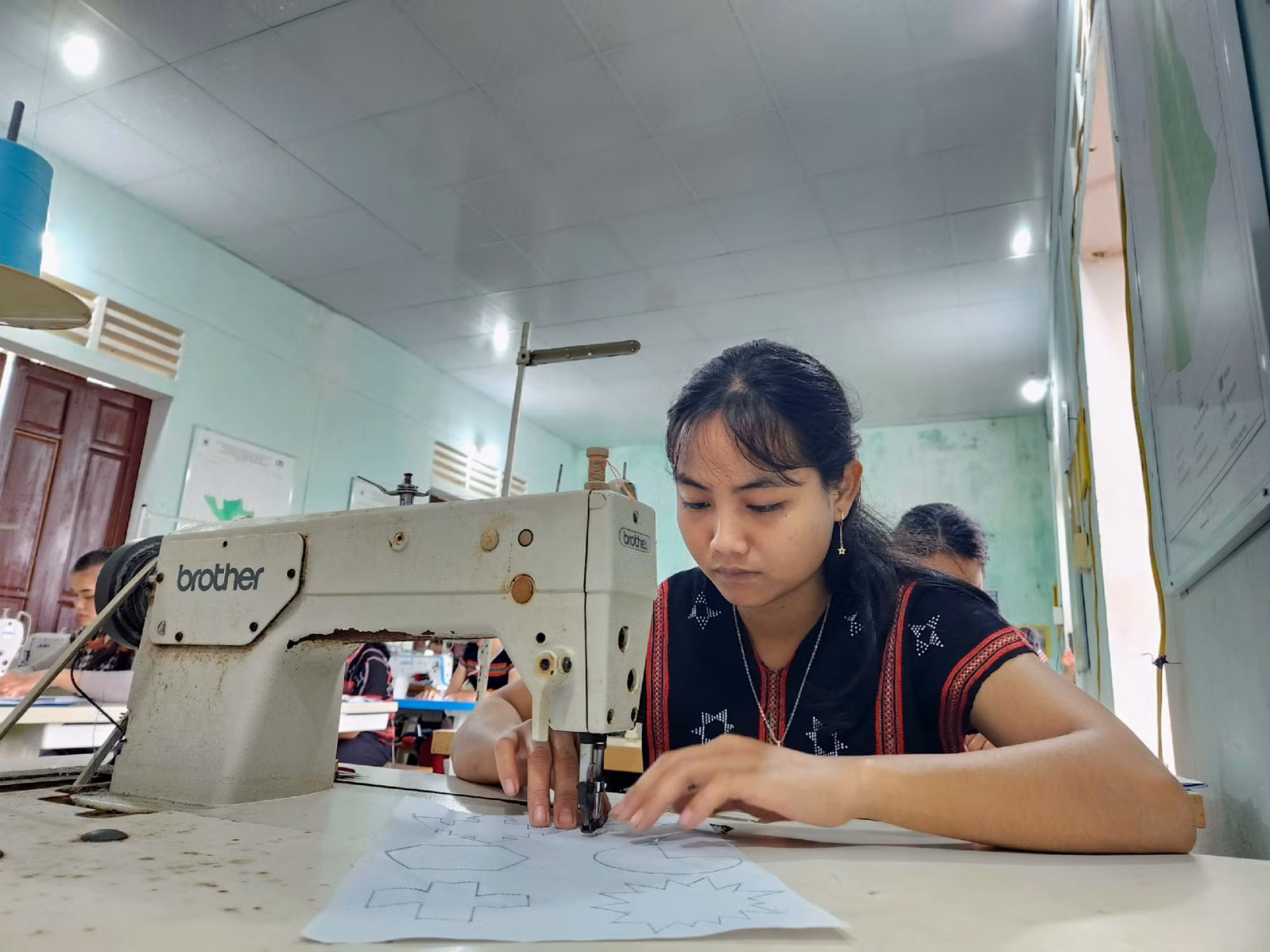 Lớp học nghề may cho đồng bào dân tộc thiểu số tại huyện miền núi Nam Đông, tỉnh Thừa Thiên - Huế. Ảnh: Mai Trang - TTXVN