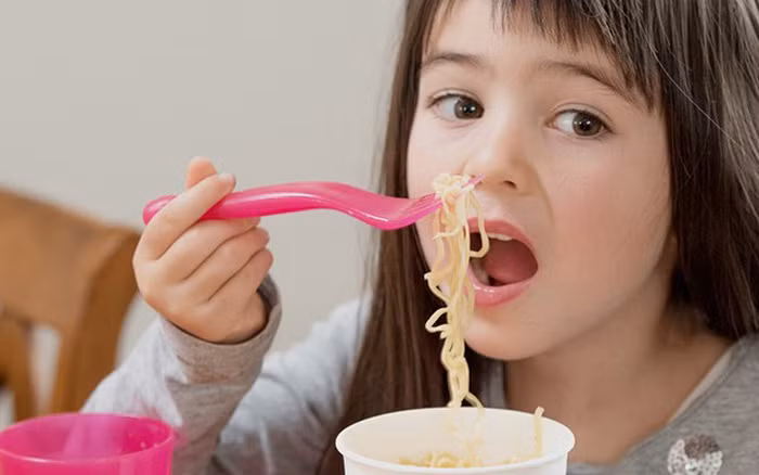 Mỹ: Gần 1/3 số vụ trẻ em bị bỏng nước sôi là do mì ăn liền