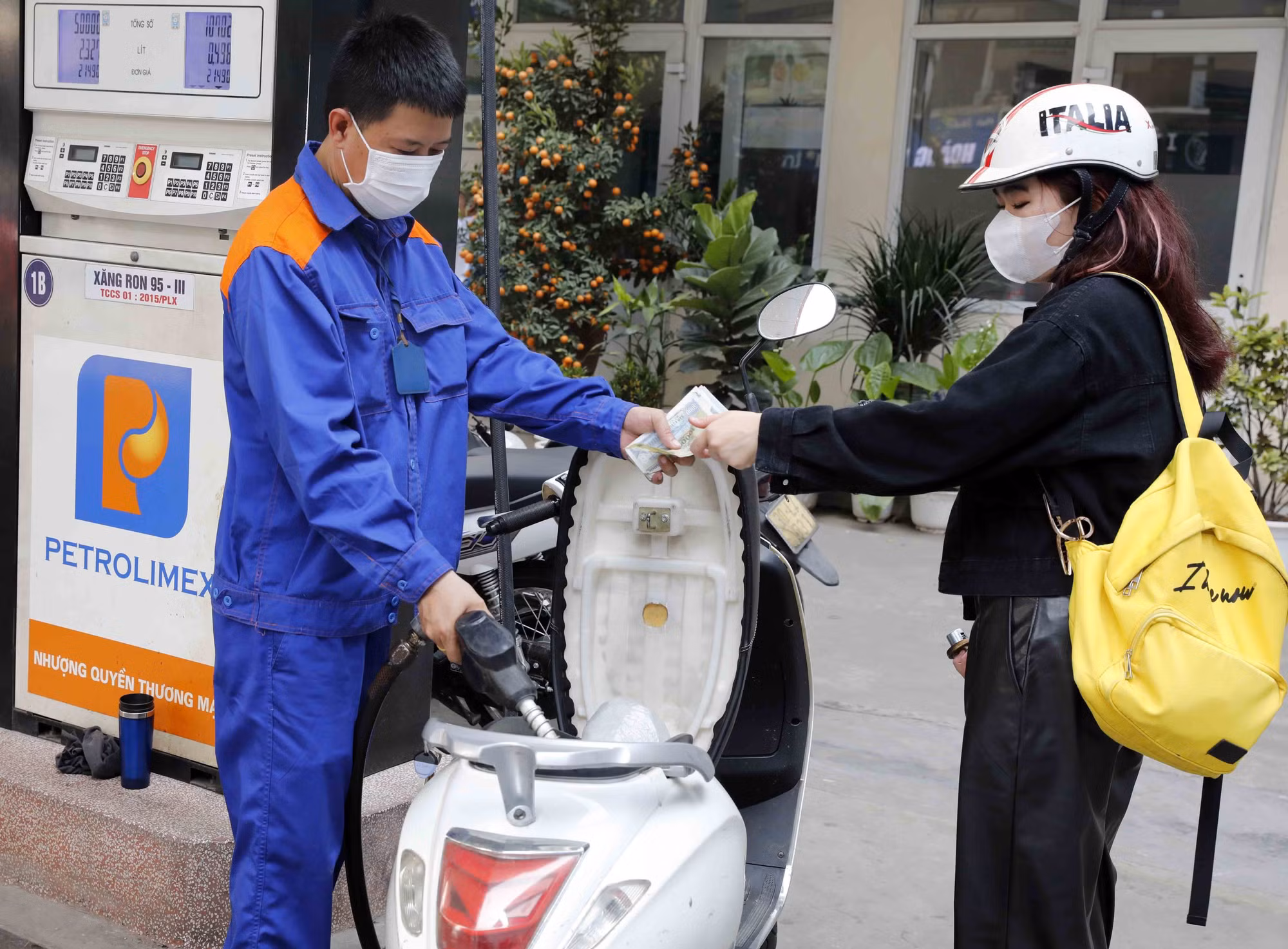 Khách mua xăng tại điểm kinh doanh xăng dầu trên phố Lạc Trung, Hà Nội. Ảnh: Trần Việt - TTXVN