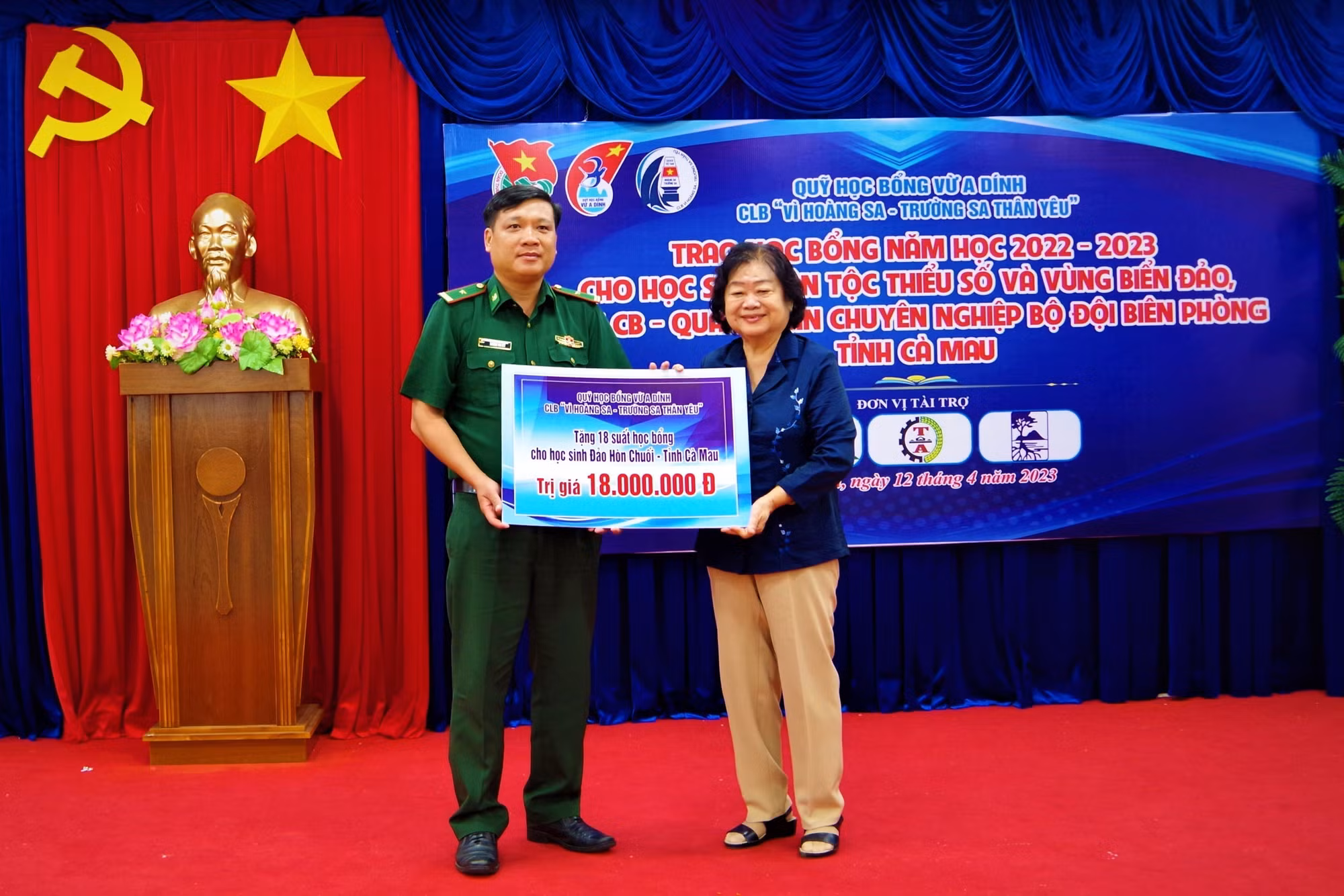 Bà Trương Mỹ Hoa, nguyên Phó Chủ tịch nước, Chủ tịch Quỹ học bổng Vừ A Dính trao tặng 18 suất học bổng cho học sinh trên đảo Hòn Chuối (Cà Mau). Ảnh: TTXVN phát