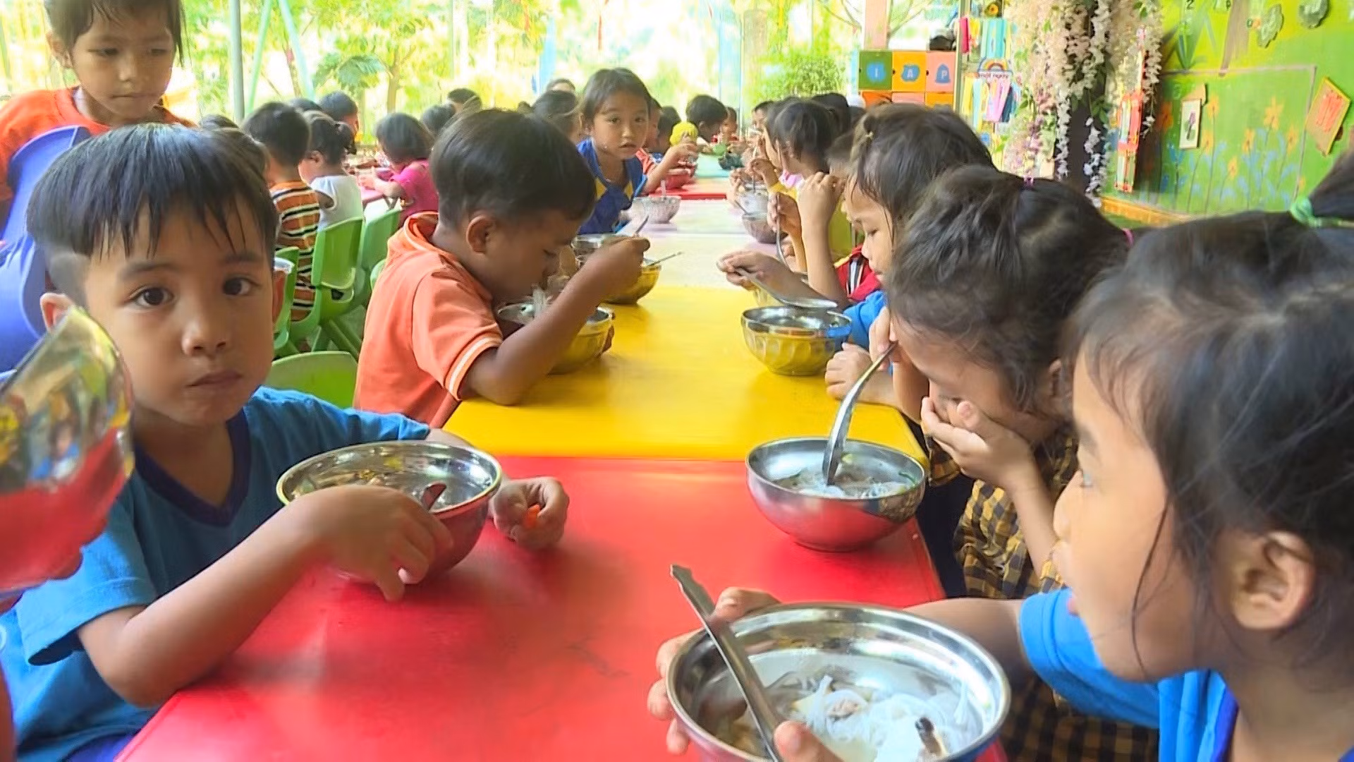 Bữa ăn bán trú của học sinh Trường Mầm non Trà Thanh, huyện Trà Bồng, tỉnh Quảng Ngãi. Ảnh: Đinh Hương - TTXVN