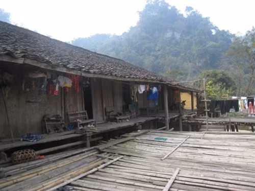 Độc đáo nhà sàn cổ của người Tày ở Thạch An