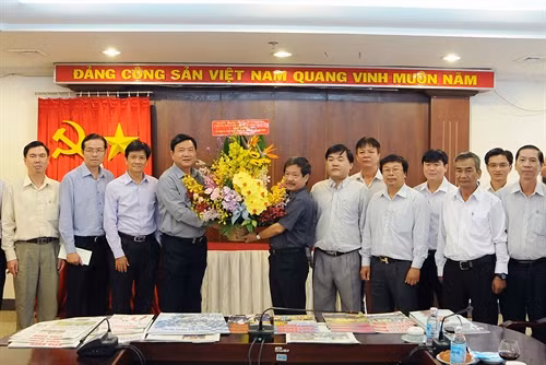 Đồng chí Đinh La Thăng thăm, chúc mừng Cơ quan TTXVN khu vực phía Nam