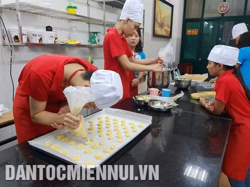Khai trương Phòng dạy nghề làm bánh cho trẻ khuyết tật và tự kỷ tại Hà Nội