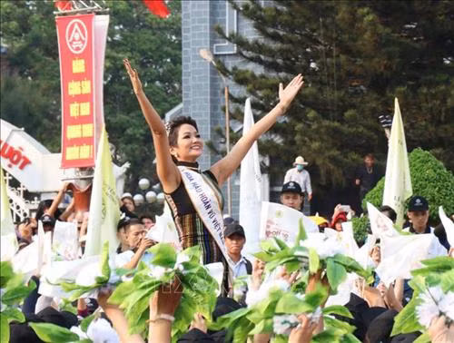 Hoa hậu Hoàn vũ H’Hen Niê – bông hoa tỏa hương từ đại ngàn