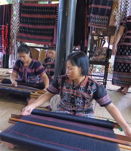 Nghề dệt Zèng ở A Lưới trở thành Di sản văn hóa phi vật thể quốc gia