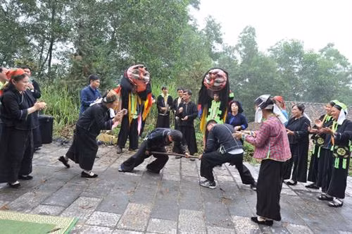 Trò chơi đẩy gậy của người Nùng