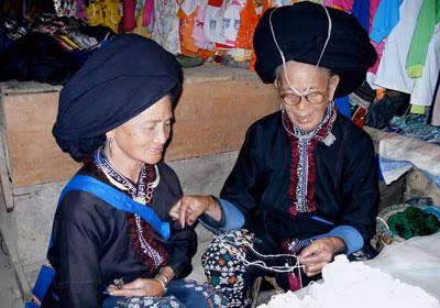 Vẻ đẹp trang phục phụ nữ Dao Khâu