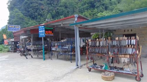 Độc đáo làng nghề Phúc Sen – nơi người dân sống bằng nghề làm dao
