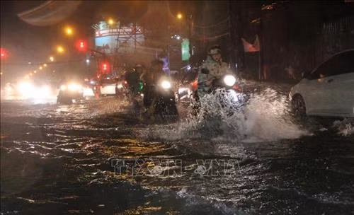 Thời tiết ngày 26/11: Áp thấp suy yếu gây mưa to, lũ lớn tại khu vực Trung Bộ và Nam Bộ, Bắc Bộ đêm và sáng trời rét