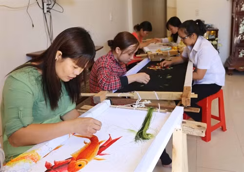 Hiệu quả từ mô hình tổ liên kết “Phụ nữ làm tranh thêu tay” ở Lâm Đồng