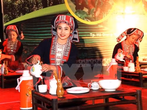 Nâng chén trà khơi nguồn Tết đoàn viên