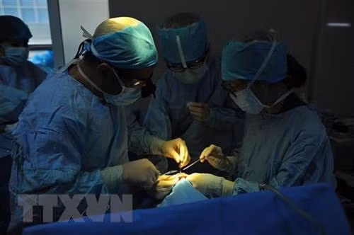 Tắc hoàn toàn lòng ruột do nuốt xương cá