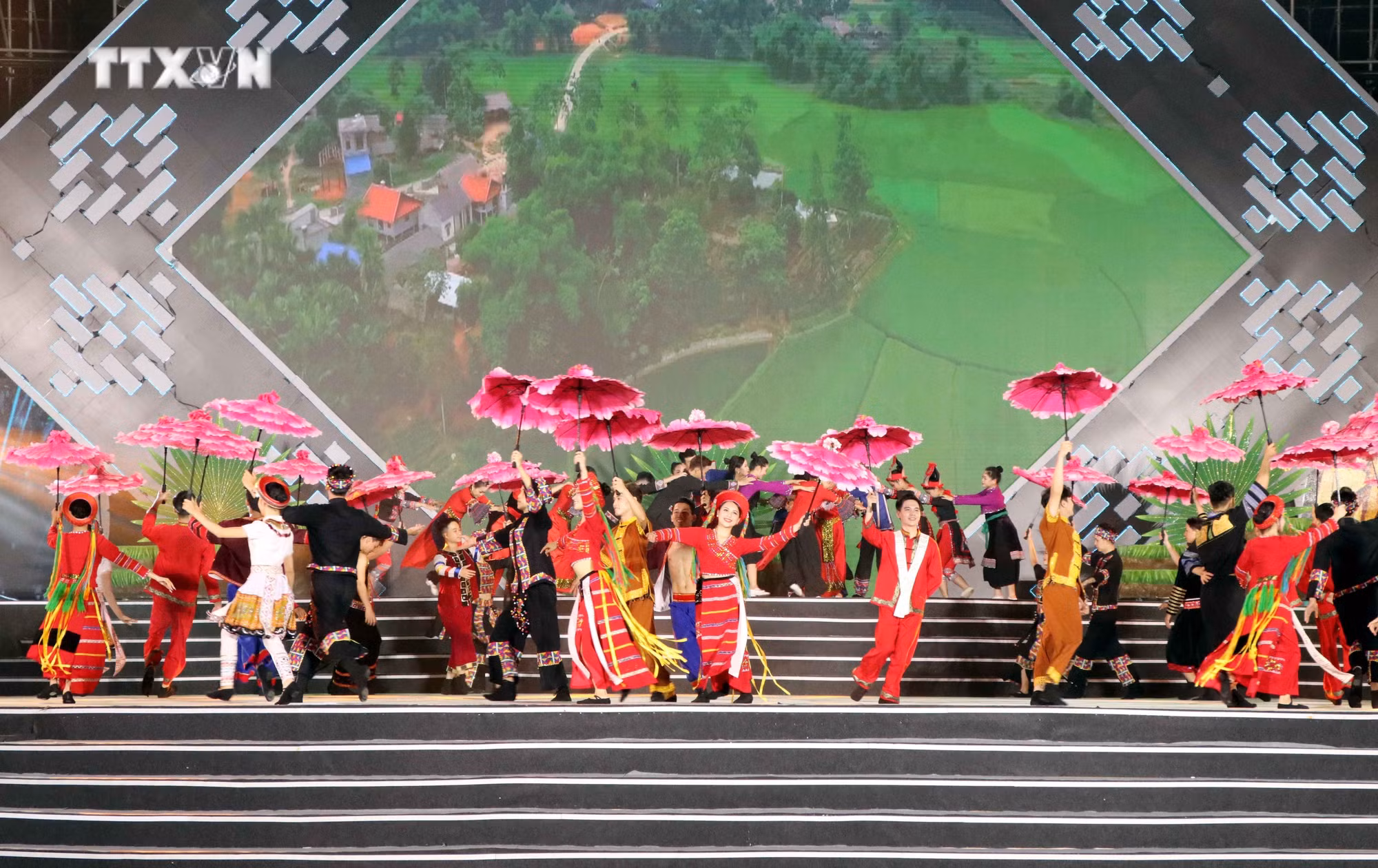 vna_potal_khai_mac_chuong_trinh_du_lich_“qua_nhung_mien_di_san_viet_bac”_lan_thu_14_va_le_hoi_thanh_tuyen_nam_2023_6995074.jpg