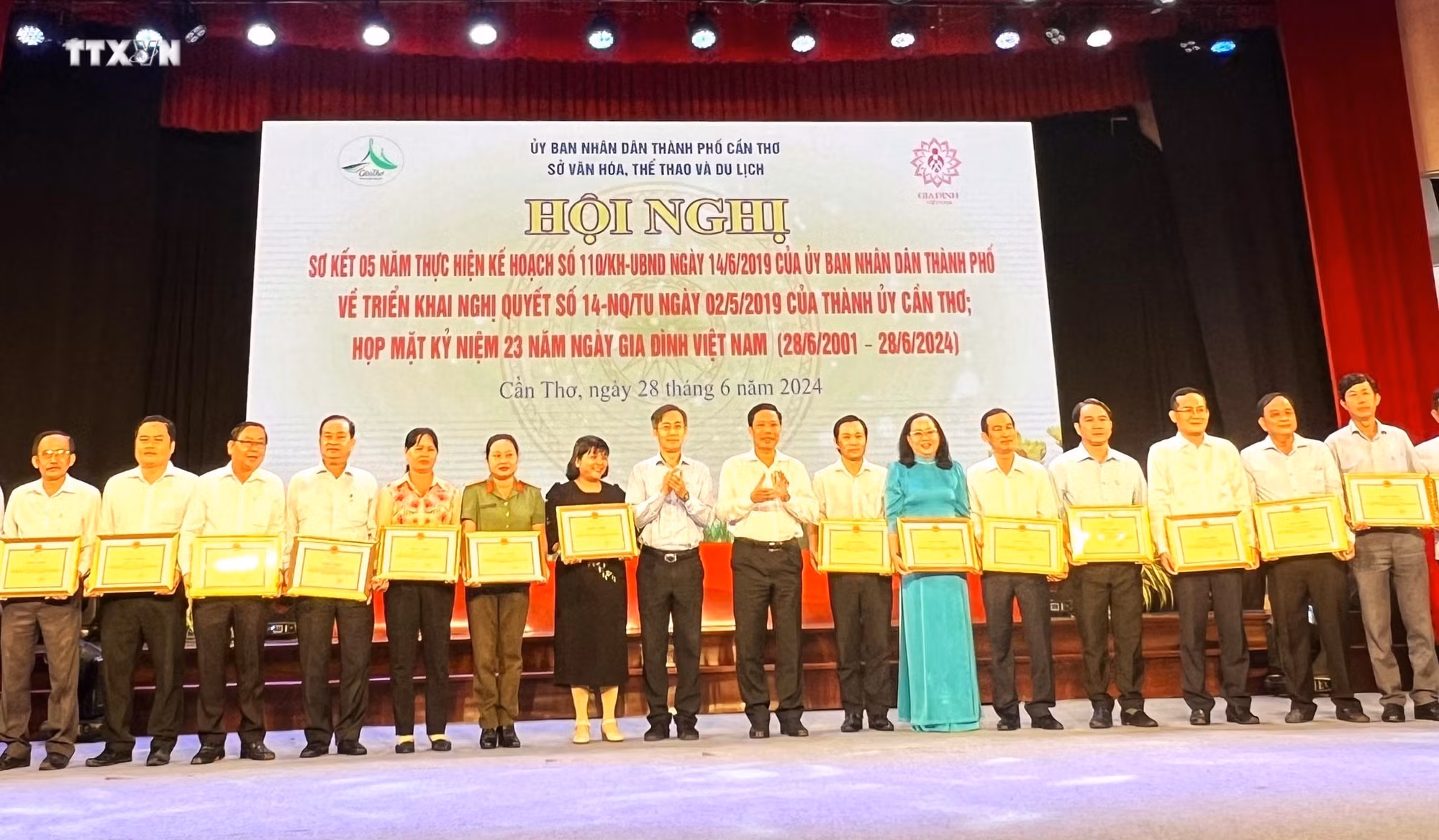 vna_potal_can_tho_to_chuc_hop_mat_ky_niem_23_nam_ngay_gia_dinh_viet_nam_7455149.jpg