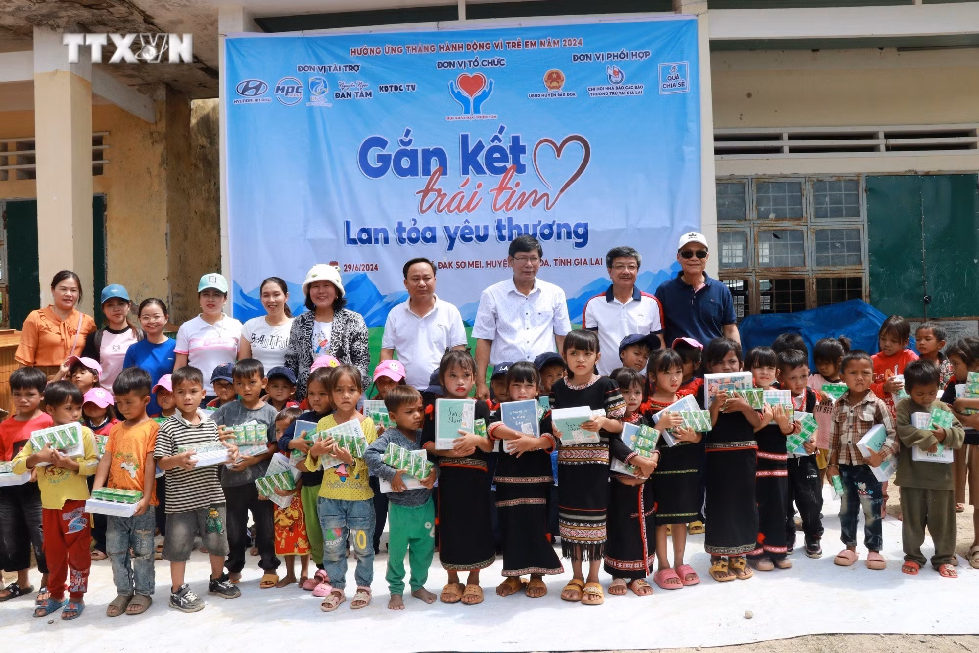 vna_potal_hanh_trinh_thien_nguyen_“gan_ket_trai_tim_–_lan_toa_yeu_thuong”_o_gia_lai_7456404.jpg