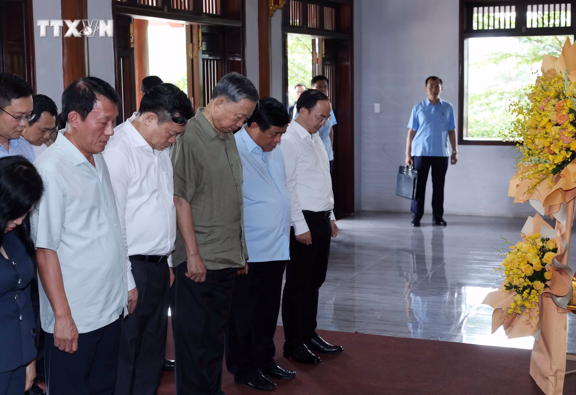 vna_potal_chu_tich_nuoc_to_lam_tham_khu_di_tich_lich_su_quoc_gia_na_tu__7421496.jpg