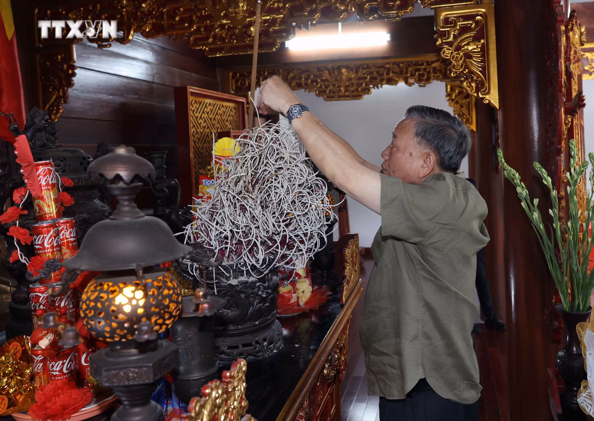 vna_potal_chu_tich_nuoc_to_lam_tham_khu_di_tich_lich_su_quoc_gia_na_tu__7421497.jpg