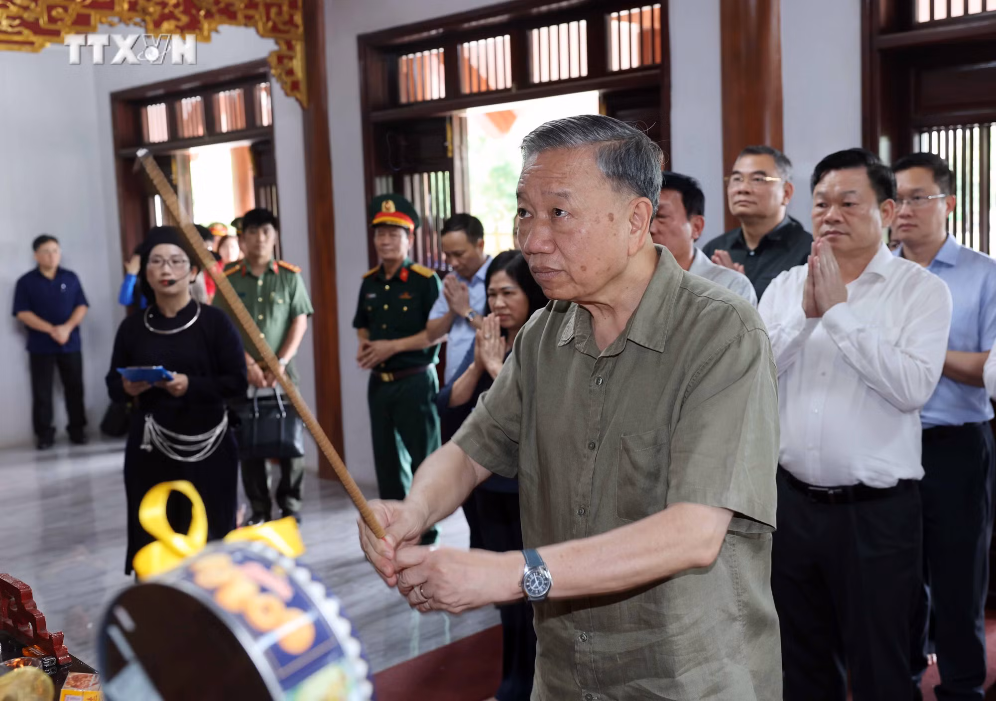vna_potal_chu_tich_nuoc_to_lam_tham_khu_di_tich_lich_su_quoc_gia_na_tu__7421499.jpg