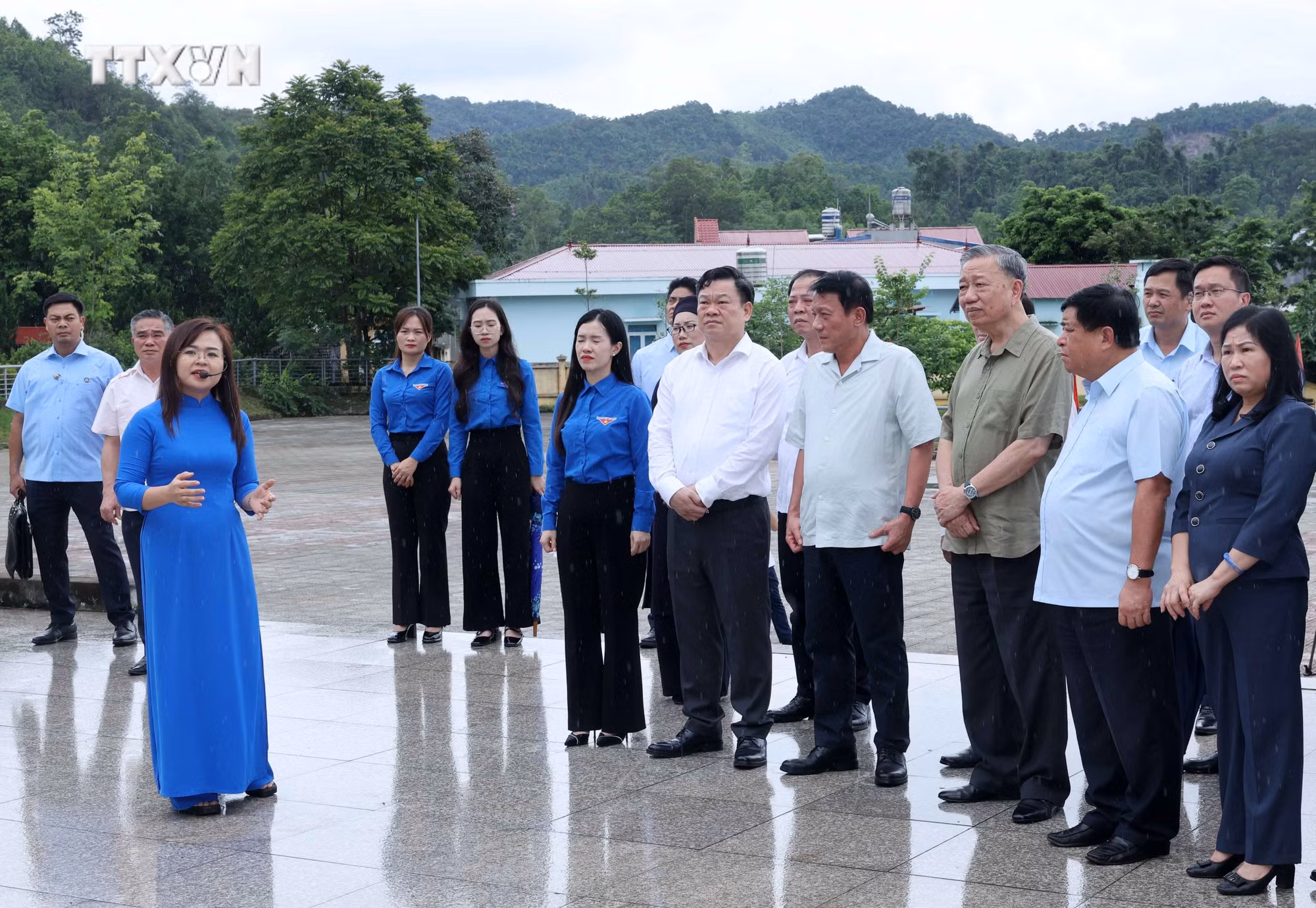 vna_potal_chu_tich_nuoc_to_lam_tham_khu_di_tich_lich_su_quoc_gia_na_tu__7421493.jpg