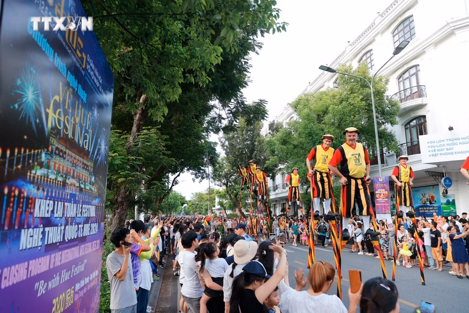 vna_potal_festival_hue_2024_soi_noi_le_hoi_duong_pho_2024_7420619.jpeg