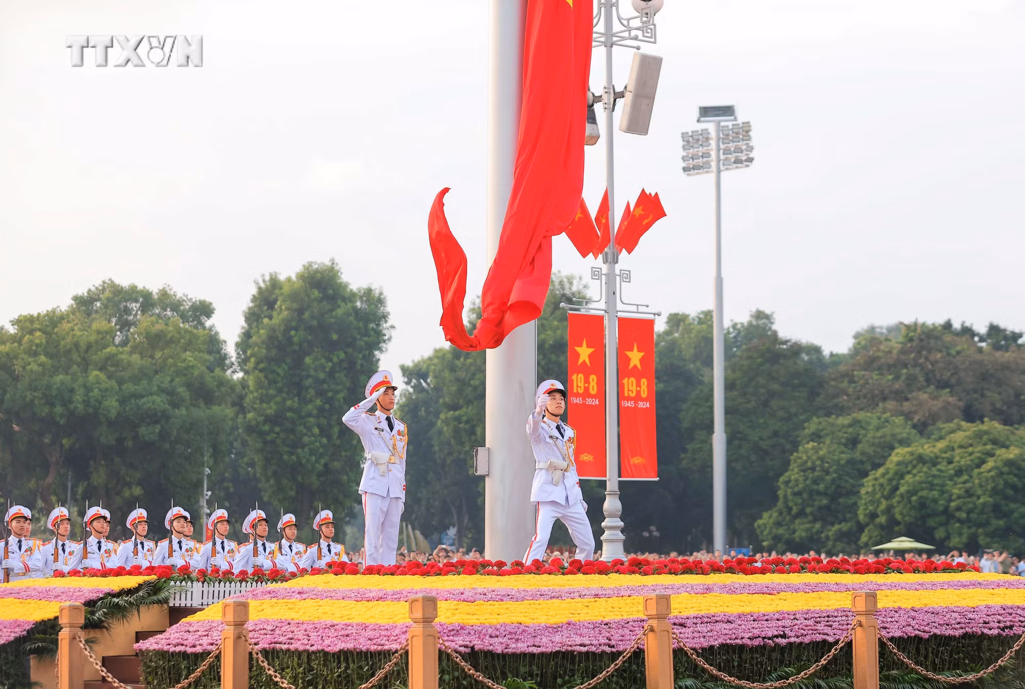 vna_potal_le_thuong_co_mung_79_nam_ngay_quoc_khanh_o_lang_chu_tich_ho_chi_minh_7569142.jpg
