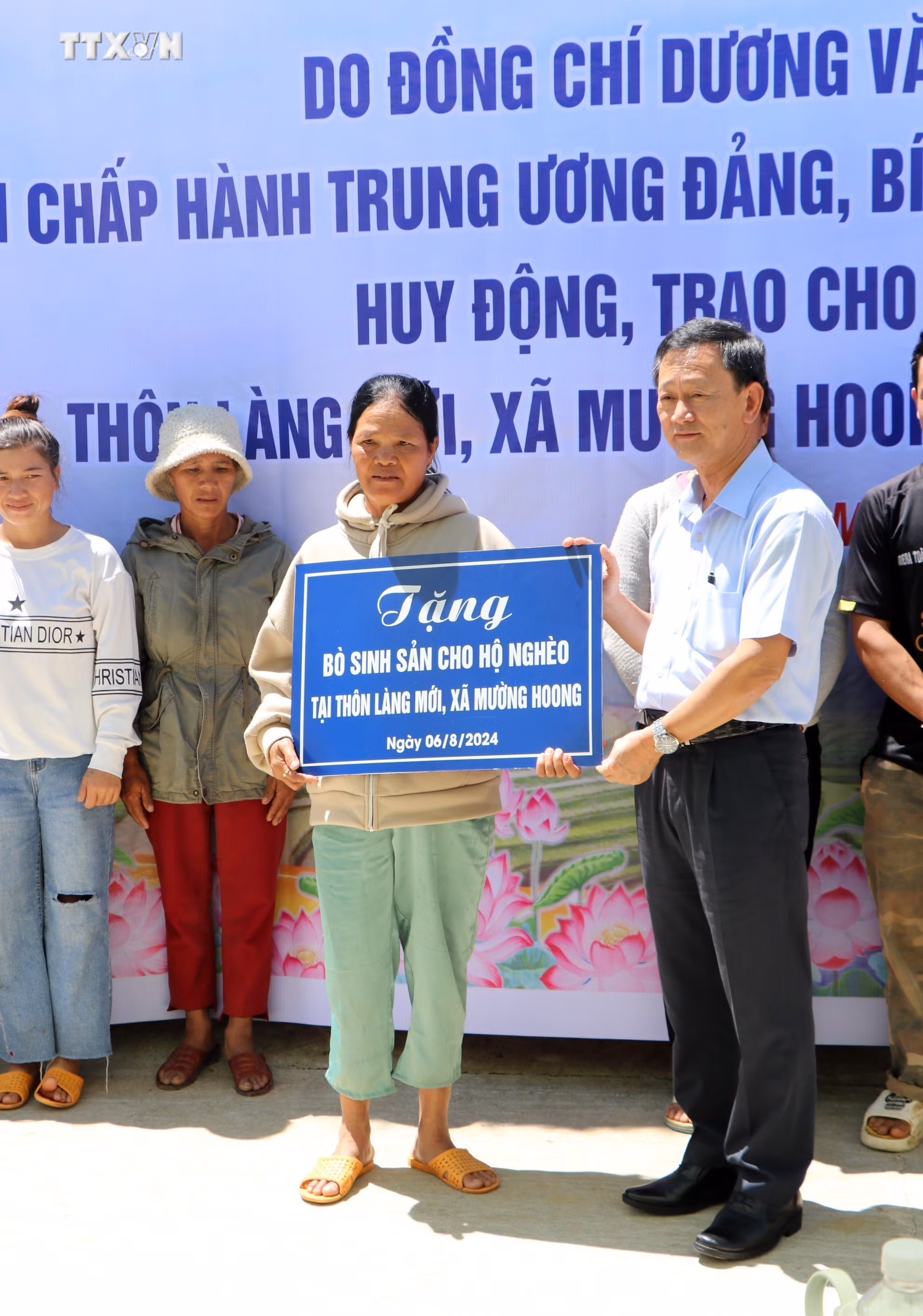vna_potal_kon_tum_doi_thay_o_lang_moi_7569712.jpg