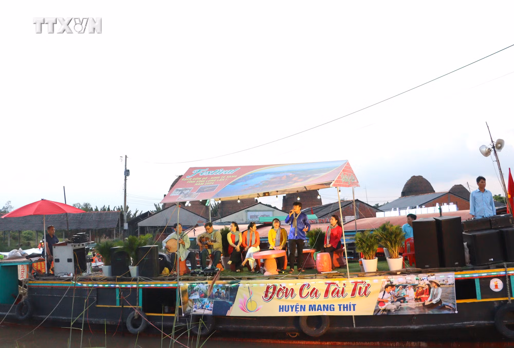 vna_potal_vinh_long_-__danh_thuc_tiem_nang_lang_nghe_tram_tuoi_7720468.jpg