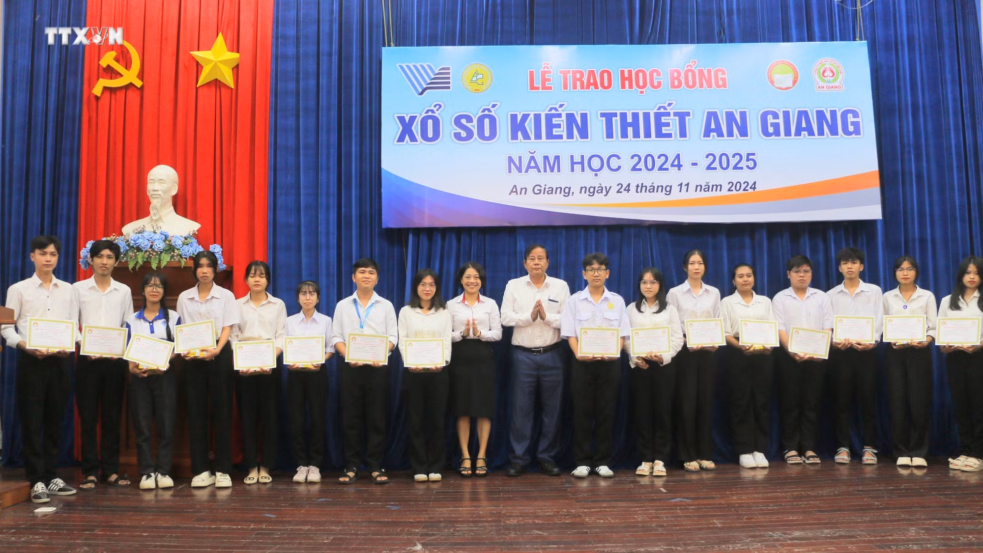 vna_potal_an_giang_trao_126_suat_hoc_bong_cho_hoc_sinh_sinh_vien_ngheo_hieu_hoc_7720756.jpg