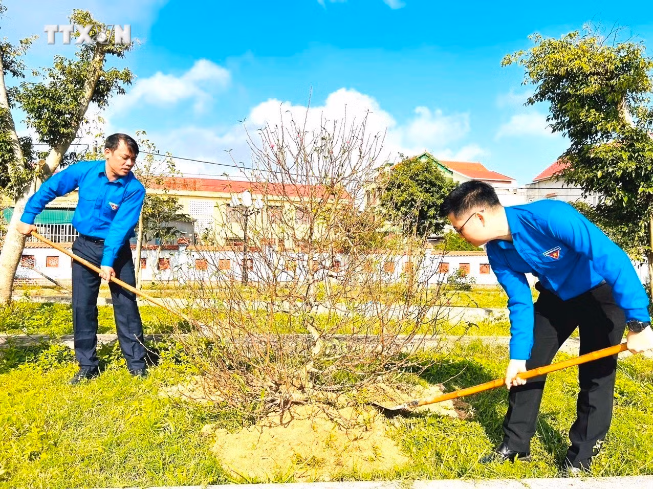 Đoàn Khối các cơ quan tỉnh Quảng Bình và Huyện đoàn Bố Trạch tổ chức “Tết trồng cây đời đời nhớ ơn Bác Hồ” trong khuôn viên Khu tưởng niệm Đại đội thanh niên xung phong C283. Ảnh: TTXVN phát