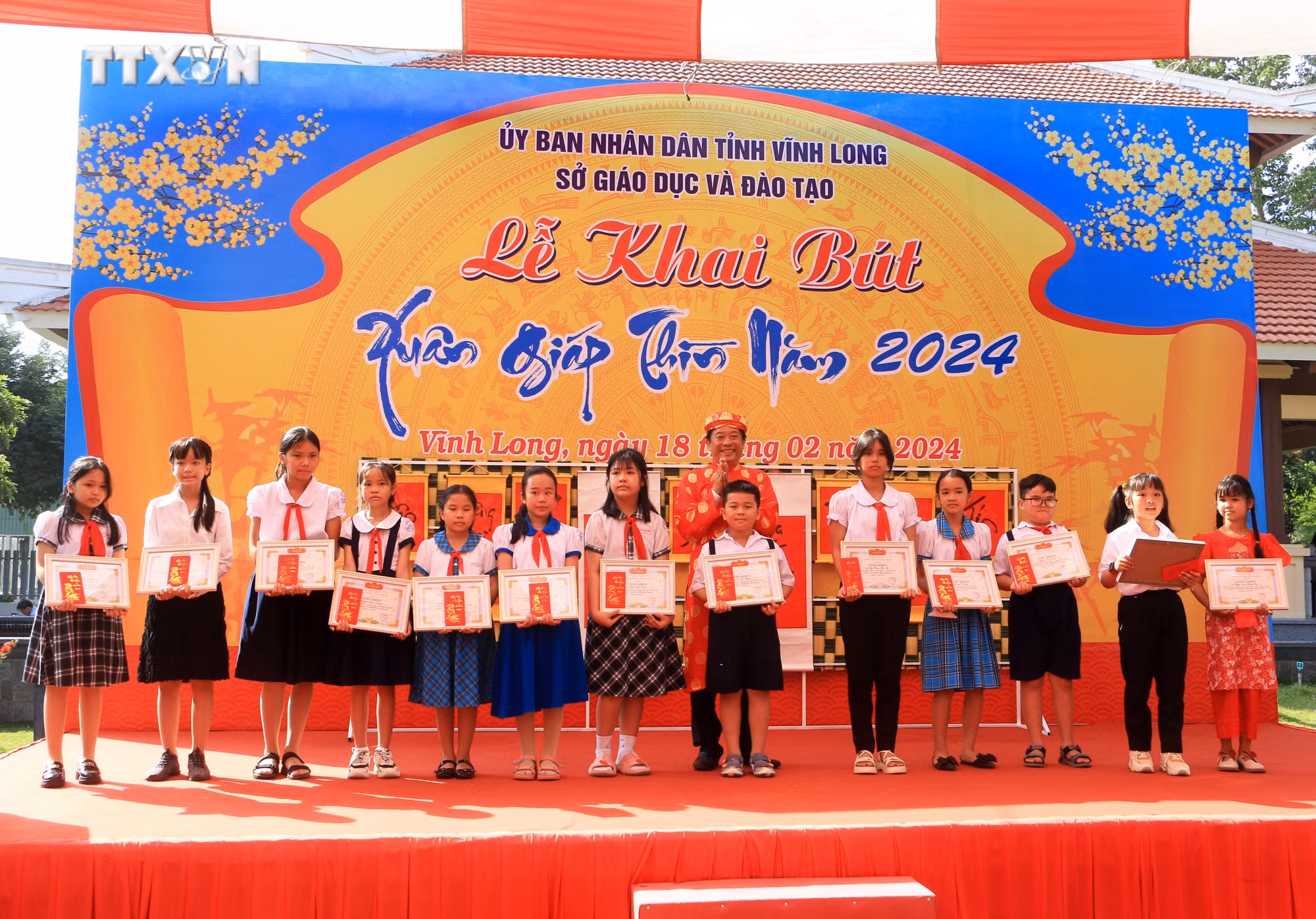 vna_potal_vinh_long_le_khai_but_dau_xuan_giap_thin___7230394.jpg