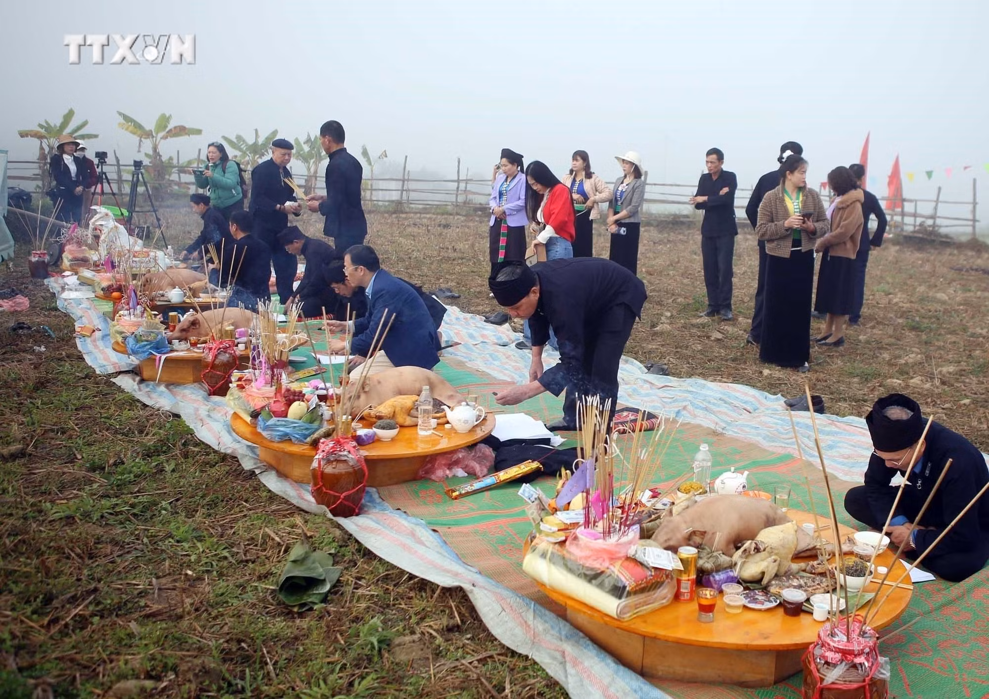 vna_potal_le_hoi_lung_tung_cua_nguoi_thai_o_than_uyen_lai_chau_7230444.jpg