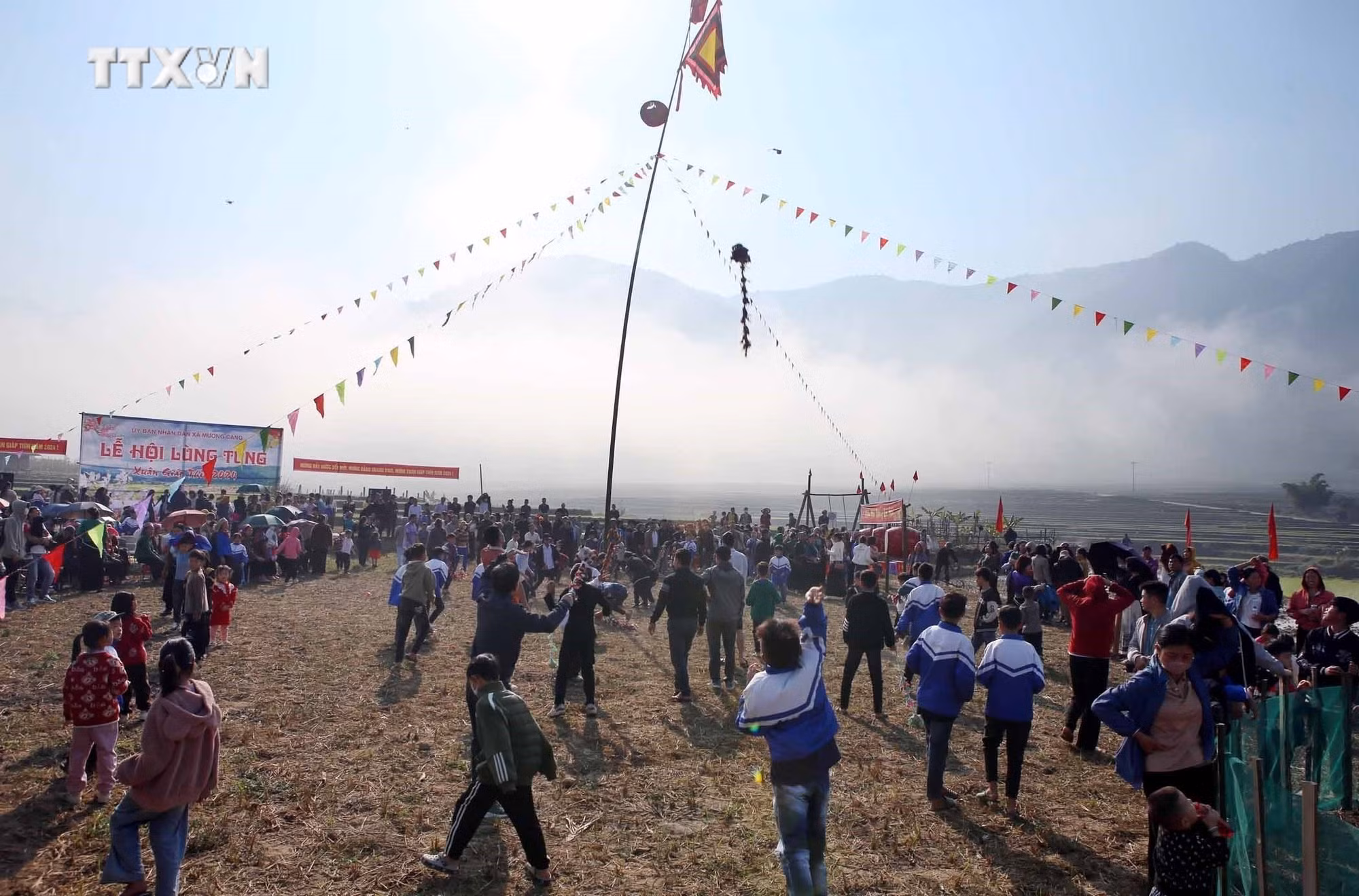vna_potal_le_hoi_lung_tung_cua_nguoi_thai_o_than_uyen_lai_chau_7230463.jpg