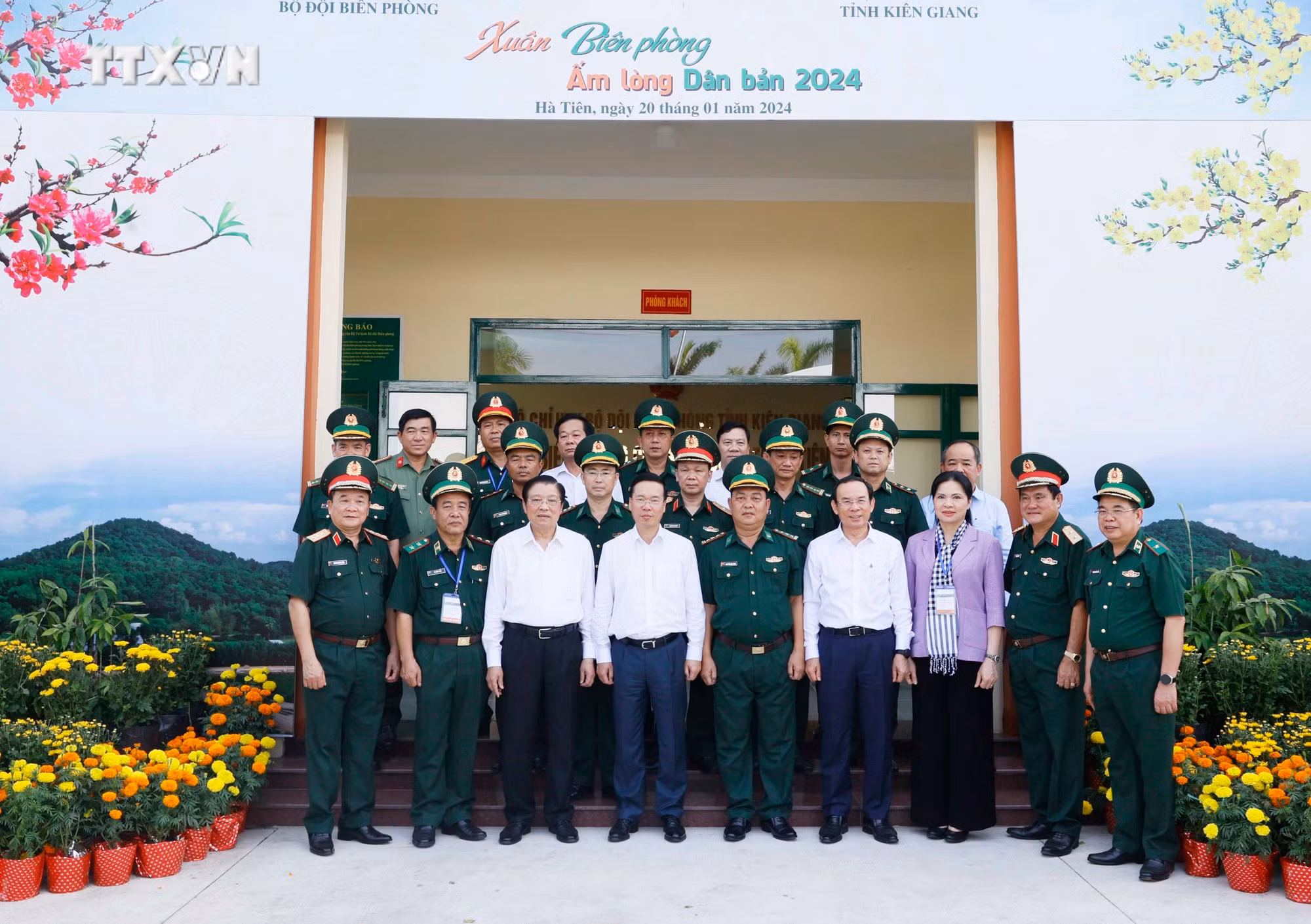 vna_potal_chu_tich_nuoc_tham_chuc_tet_don_bien_phong_cua_khau_quoc_te_ha_tien__7189545.jpg