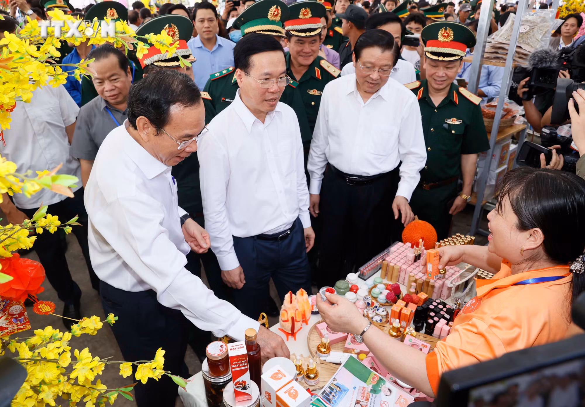 vna_potal_chu_tich_nuoc_tang_bo_cho_ho_ngheo_cua_chuong_trinh_xuan_bien_phong_am_long_dan_ban__7189589.jpg
