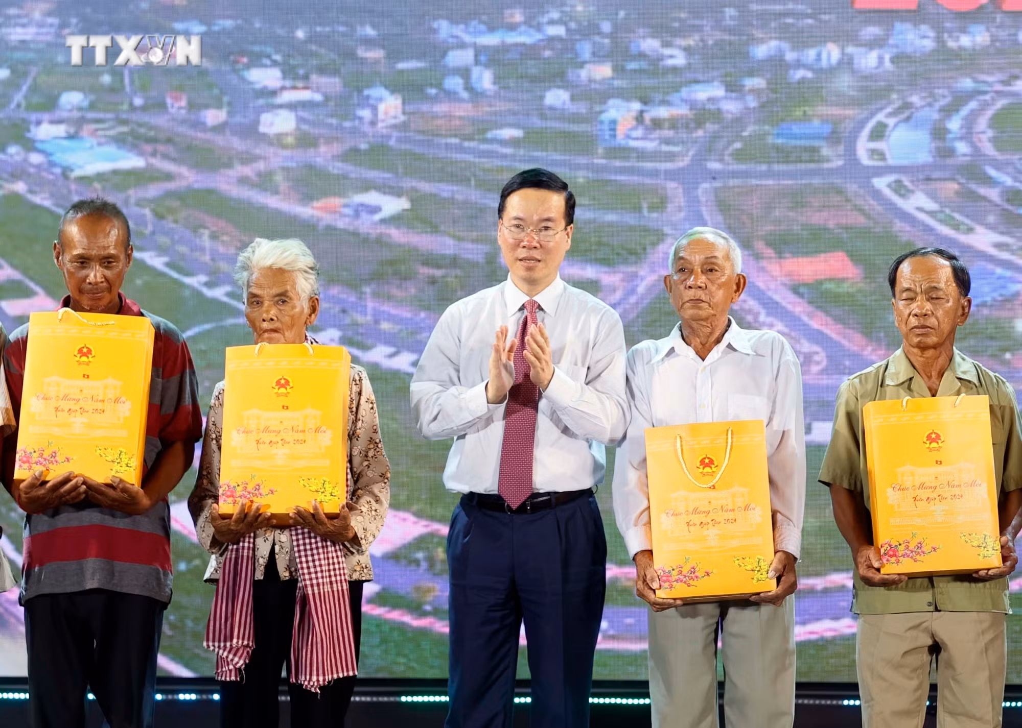 vna_potal_chu_tich_nuoc_du_chuong_trinh_giao_luu_nghe_thuat_xuan_bien_phong_am_long_dan_ban_7189924.jpg