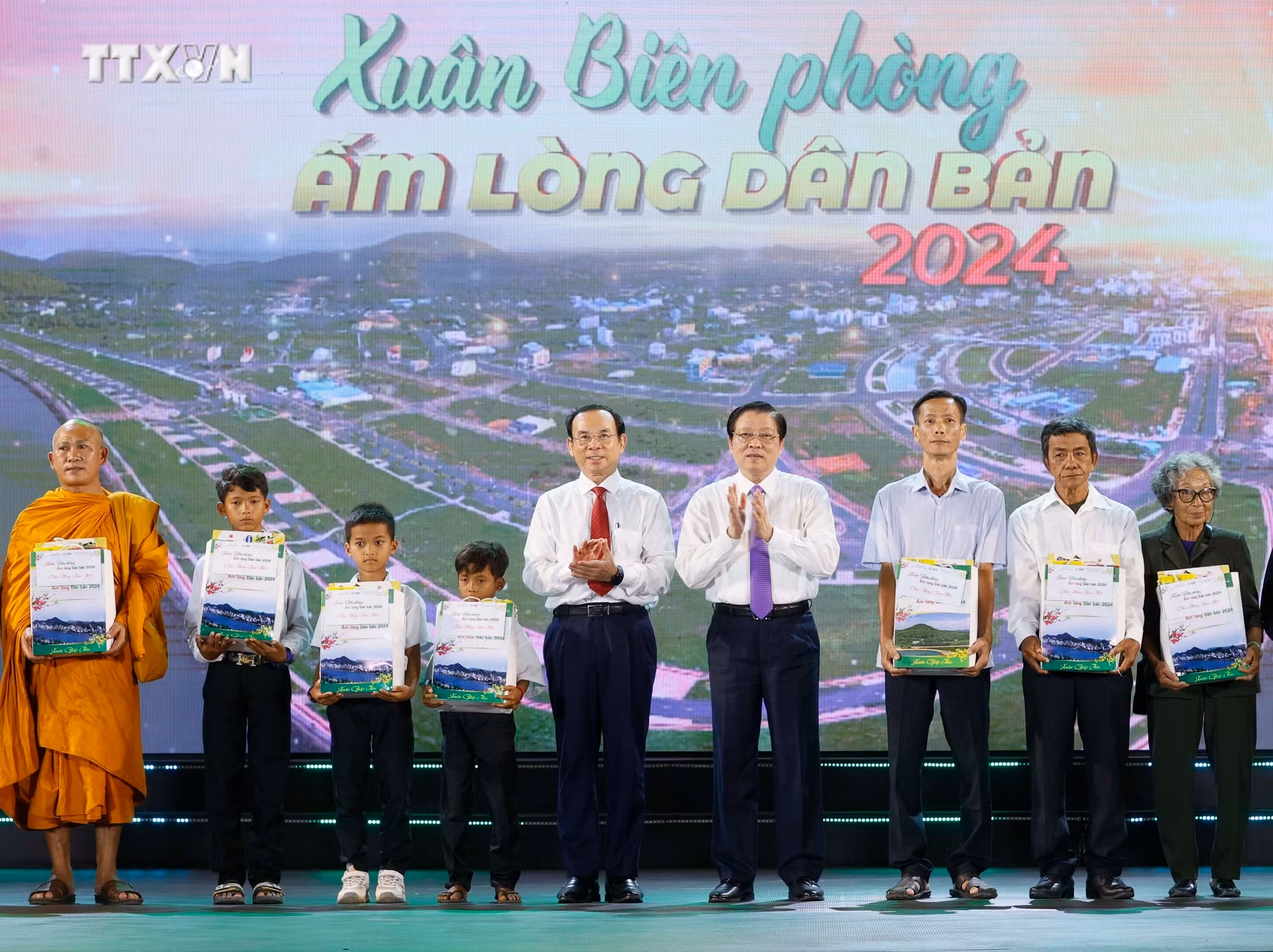 vna_potal_chu_tich_nuoc_du_chuong_trinh_giao_luu_nghe_thuat_xuan_bien_phong_am_long_dan_ban_7189927.jpg