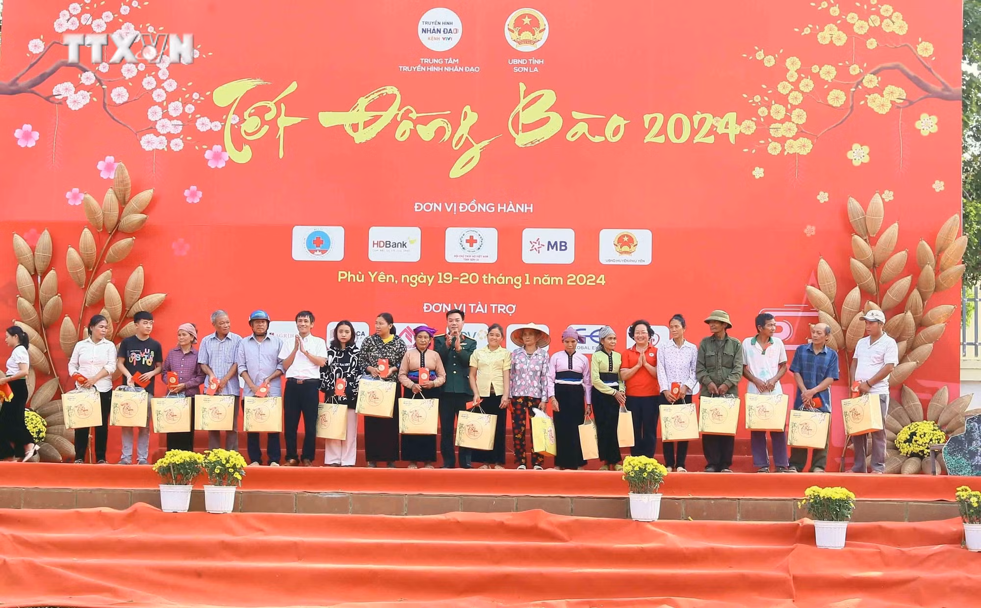 Trao quà cho nhân dân có hoàn cảnh khó khăn. Ảnh: Quang Quyết - TTXVN