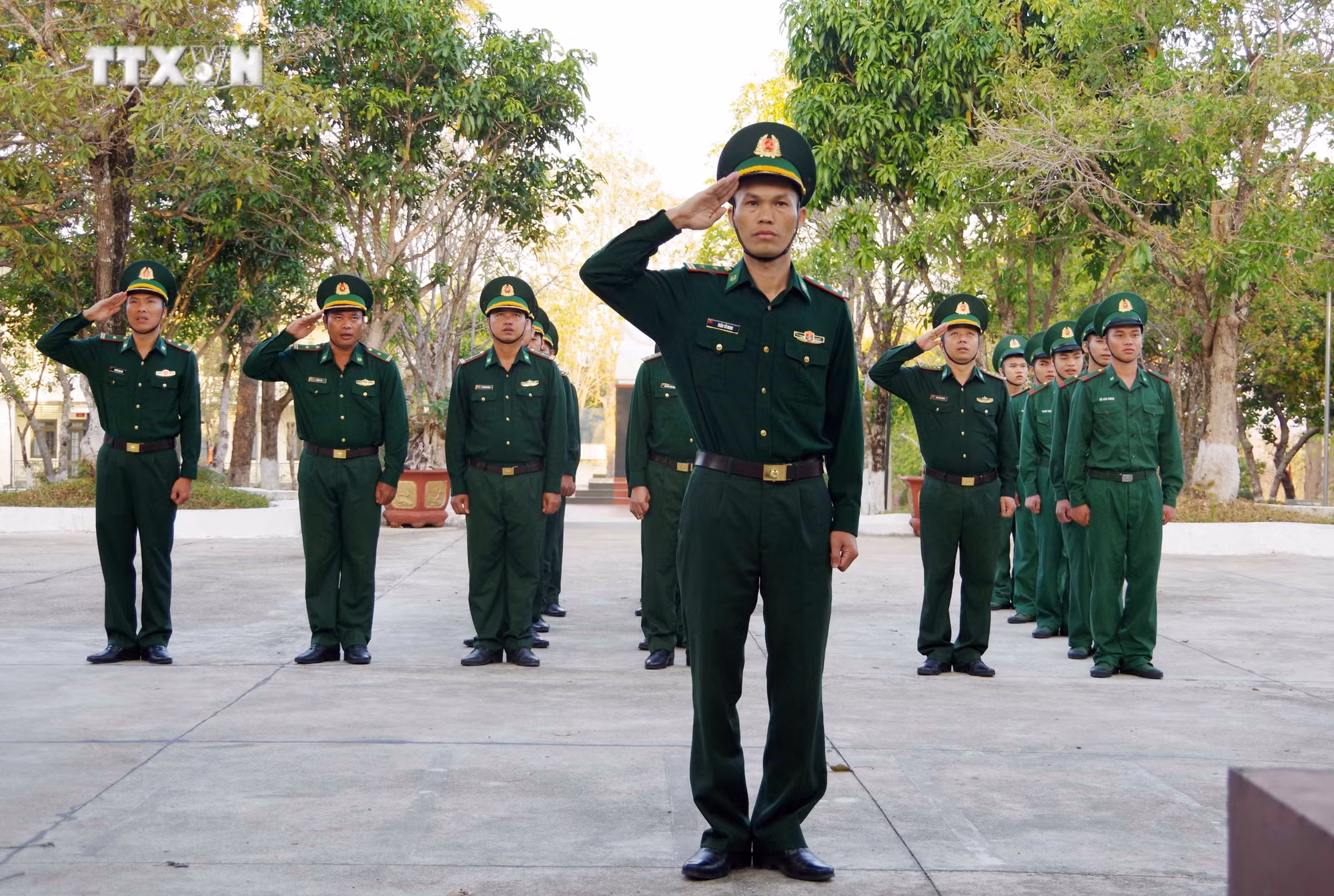 vna_potal_dak_lak_le_chao_co_dau_nam_moi_o_don_bien_phong__7221472.jpg