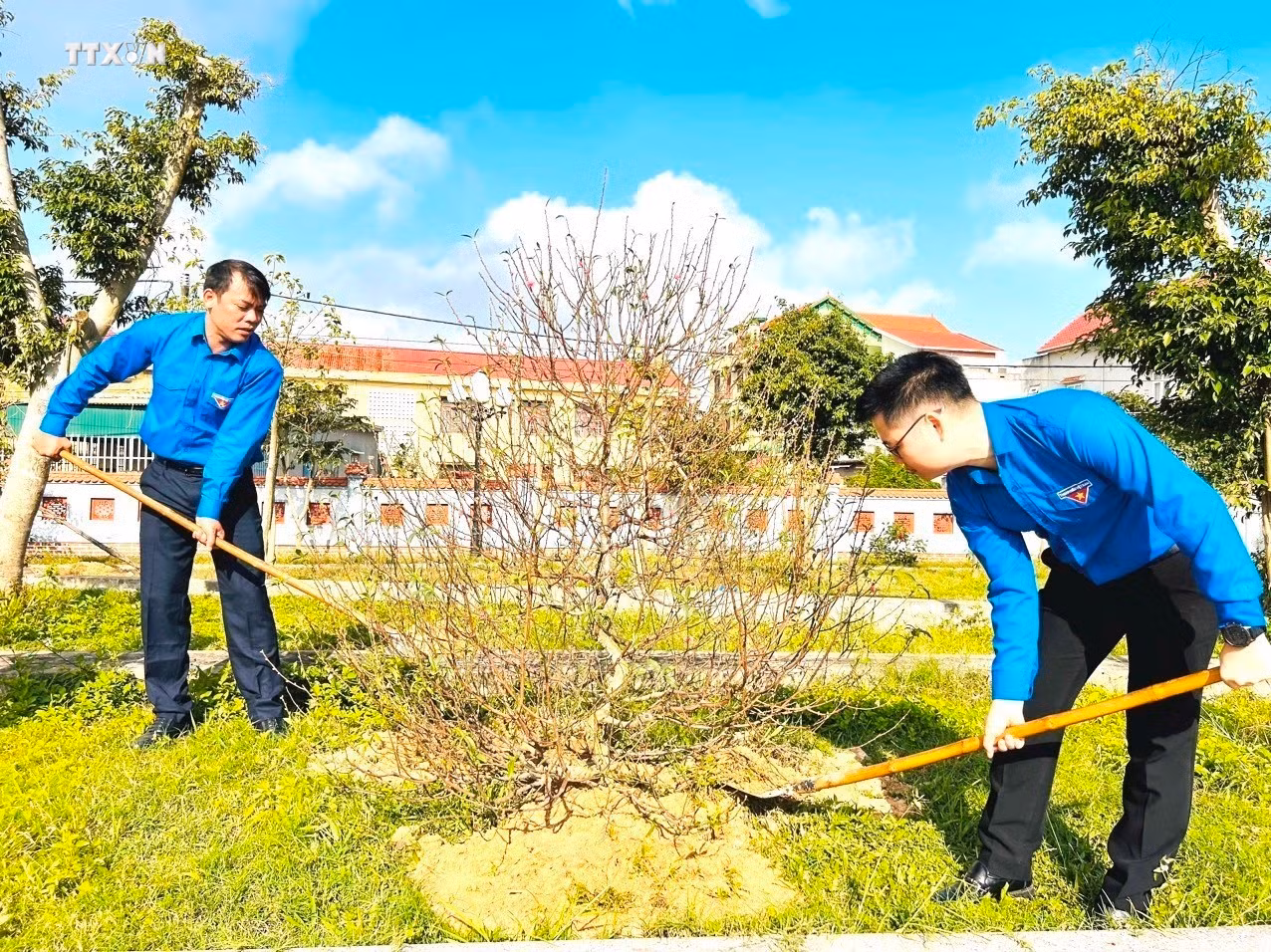 Đoàn Khối các cơ quan tỉnh Quảng Bình và Huyện đoàn Bố Trạch tổ chức “Tết trồng cây đời đời nhớ ơn Bác Hồ” trong khuôn viên Khu tưởng niệm Đại đội thanh niên xung phong C283. Ảnh: TTXVN phát